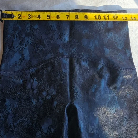 🆕 SPANX Booty Boost Active 7/8 Leggings Navy Reptile, Size M, NWT - Picture 7 of 15